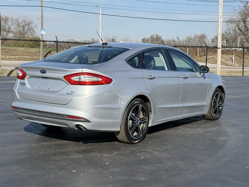 2015 Ford Fusion SE - Photo 8 - Cahokia, IL 62206