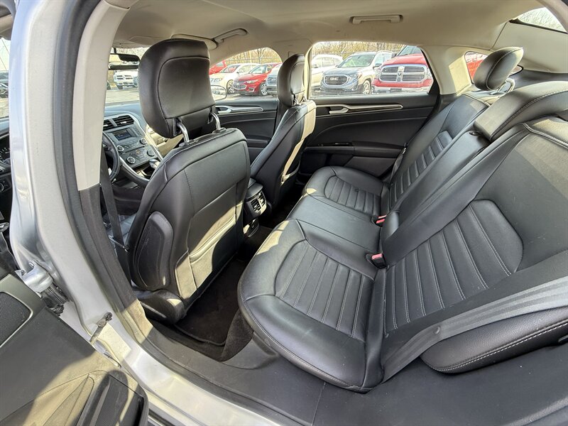 2015 Ford Fusion SE - Photo 9 - Cahokia, IL 62206