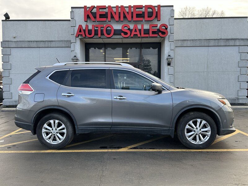 2016 Nissan Rogue SV's photo