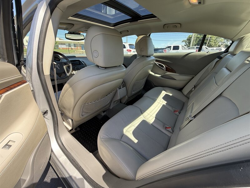 2010 Buick LaCrosse CXS - Photo 11 - Cahokia, IL 62206