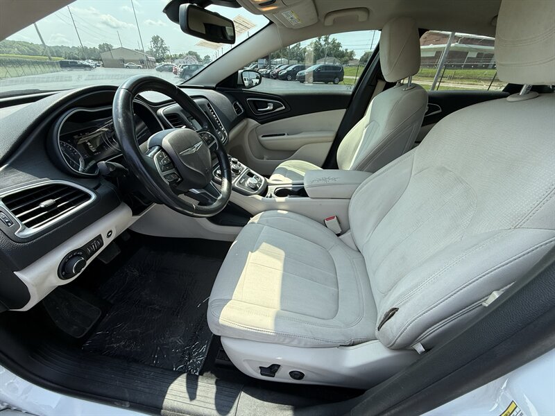 2015 Chrysler 200 Limited - Photo 9 - Cahokia, IL 62206