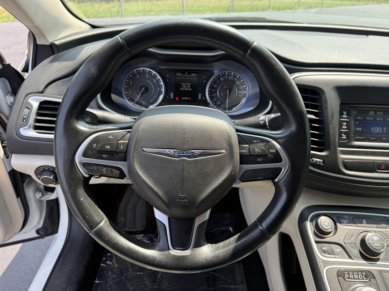 2015 Chrysler 200 Limited - Photo 13 - Cahokia, IL 62206