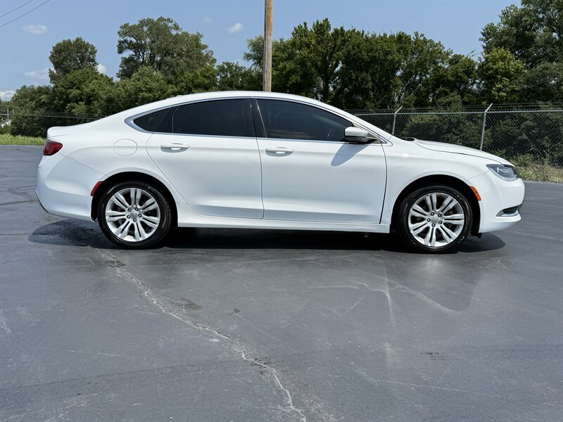 2015 Chrysler 200 Limited - Photo 6 - Cahokia, IL 62206