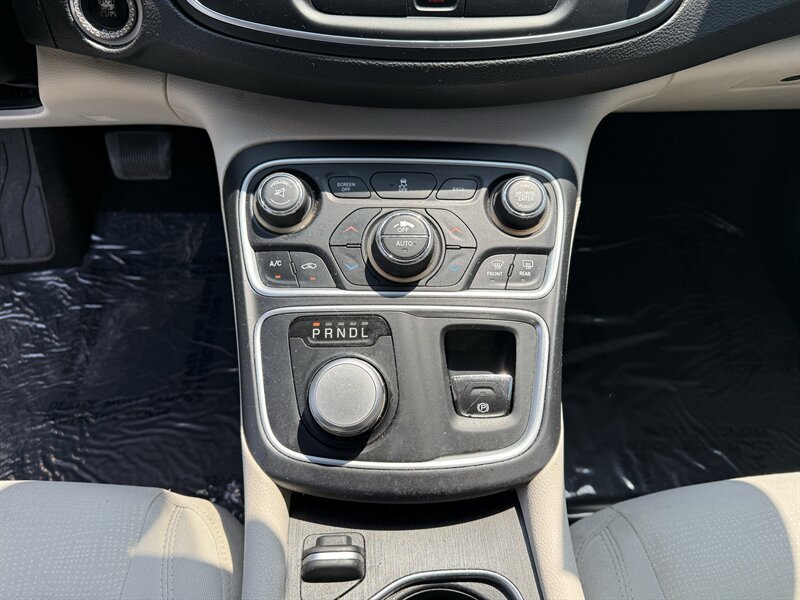 2015 Chrysler 200 Limited - Photo 15 - Cahokia, IL 62206