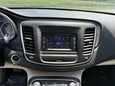 2015 Chrysler 200 Limited - Photo 14 - Cahokia, IL 62206