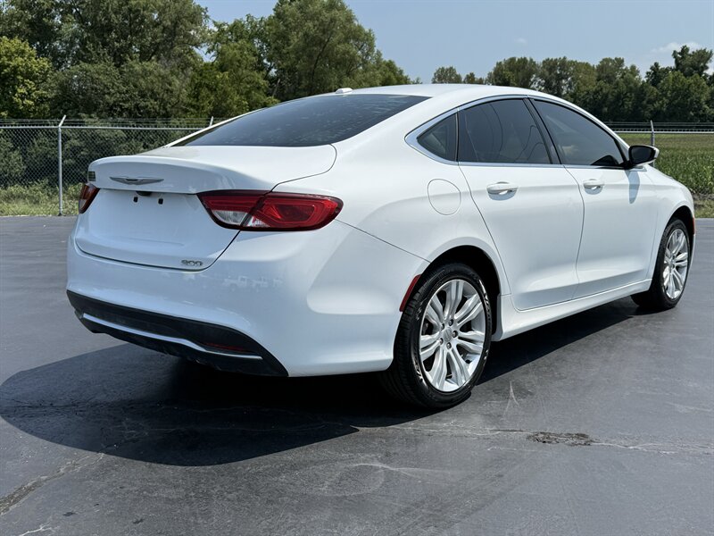 2015 Chrysler 200 Limited - Photo 7 - Cahokia, IL 62206