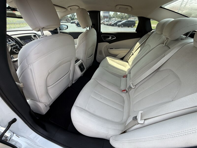 2015 Chrysler 200 Limited - Photo 11 - Cahokia, IL 62206