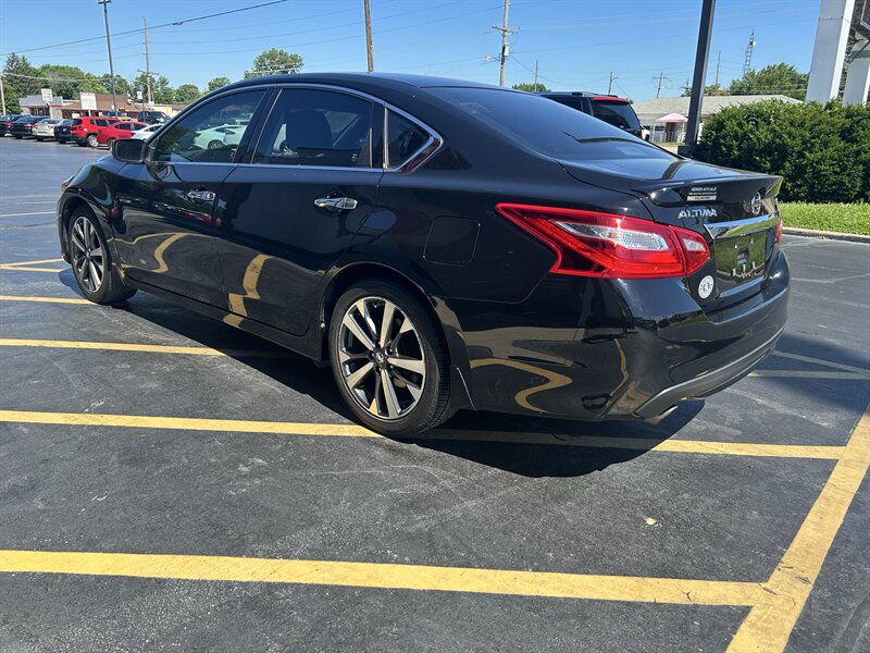 2016 Nissan Altima 3.5 SR - Photo 5 - Fairview Heights, IL 62208