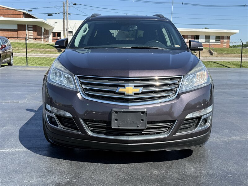2015 Chevrolet Traverse LT - Photo 2 - Cahokia, IL 62206