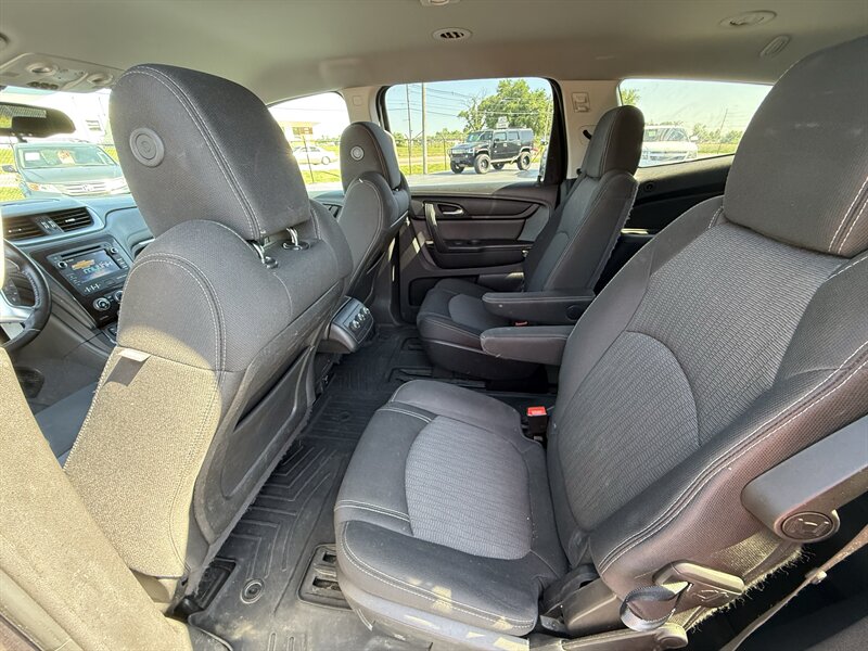 2015 Chevrolet Traverse LT - Photo 12 - Cahokia, IL 62206