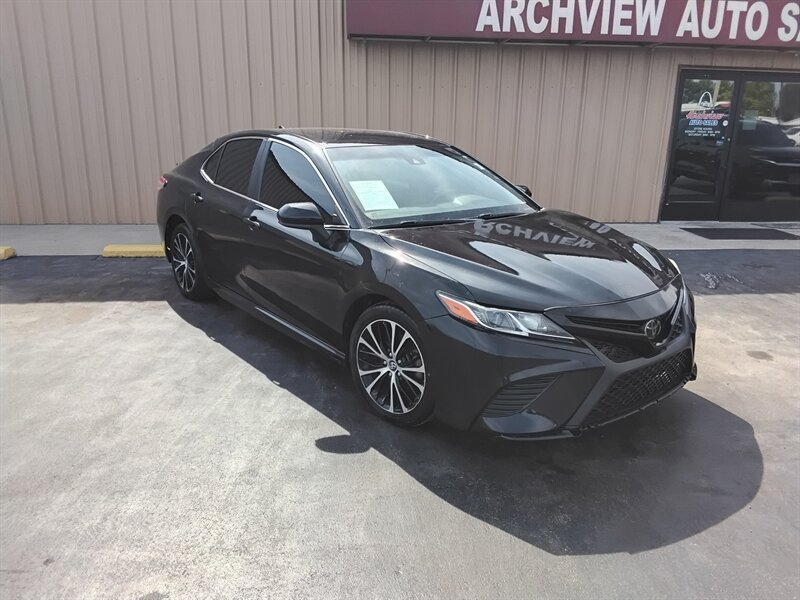 2020 Toyota Camry SE   - Photo 1 - Cahokia, IL 62206