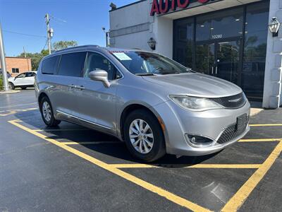 2018 Chrysler Pacifica Touring L   - Photo 2 - Fairview Heights, IL 62208