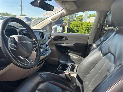 2018 Chrysler Pacifica Touring L   - Photo 8 - Fairview Heights, IL 62208