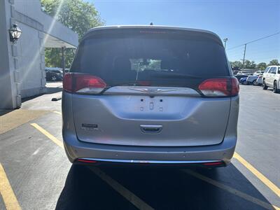2018 Chrysler Pacifica Touring L   - Photo 7 - Fairview Heights, IL 62208