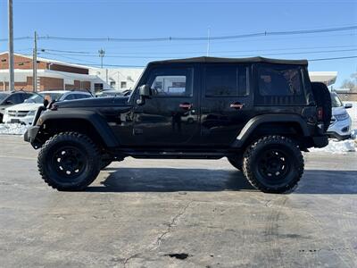2012 Jeep Wrangler Unlimited Rubicon   - Photo 2 - Cahokia, IL 62206