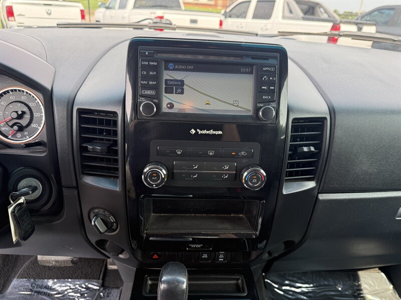 2015 Nissan Titan SV - Photo 14 - Cahokia, IL 62206