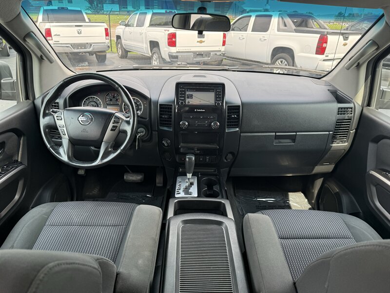 2015 Nissan Titan SV - Photo 12 - Cahokia, IL 62206