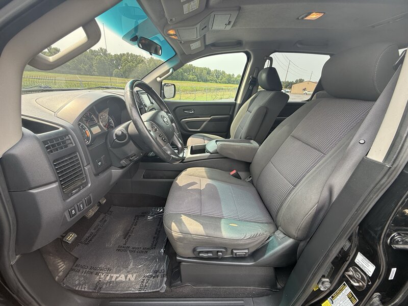 2015 Nissan Titan SV - Photo 10 - Cahokia, IL 62206