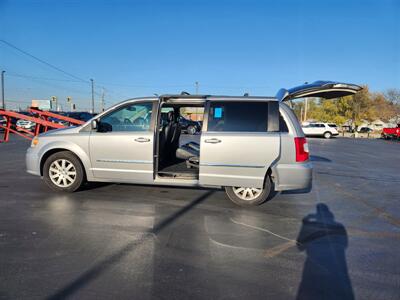 2014 Chrysler Town & Country Touring   - Photo 5 - Cahokia, IL 62206