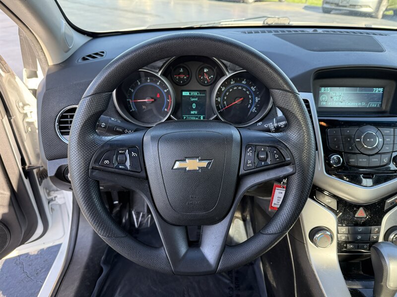 2015 Chevrolet Cruze 1LT Auto - Photo 12 - Cahokia, IL 62206