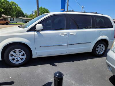 2011 Chrysler Town & Country Touring   - Photo 2 - Belleville, IL 62226