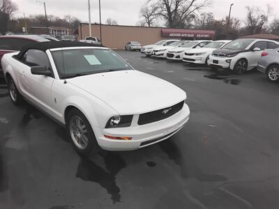 2005 Ford Mustang V6 Deluxe - Photo 1 - Cahokia, IL 62206