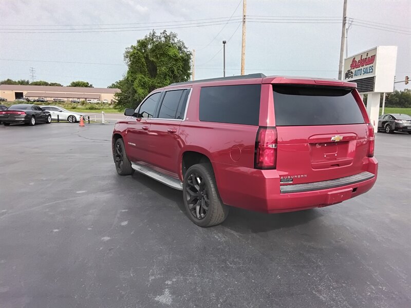 2015 Chevrolet Suburban LT - Photo 2 - Cahokia, IL 62206