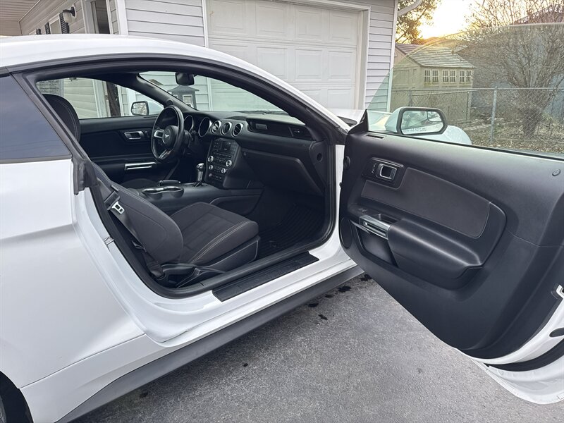 2018 Ford Mustang EcoBoost - Photo 10 - Millstadt, IL 62260