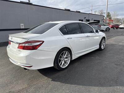 2016 Honda Accord Touring   - Photo 3 - Millstadt, IL 62260