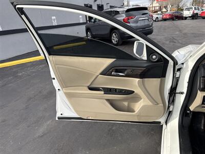 2016 Honda Accord Touring   - Photo 12 - Millstadt, IL 62260