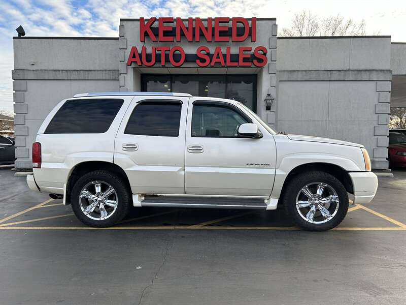 2004 Cadillac Escalade Base's photo