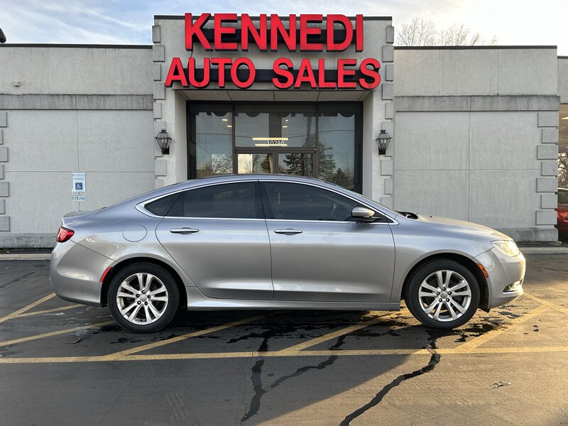 2017 Chrysler 200 LX's photo