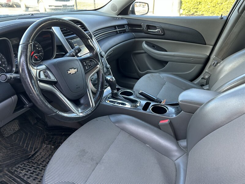 2015 Chevrolet Malibu LT - Photo 8 - Fairview Heights, IL 62208