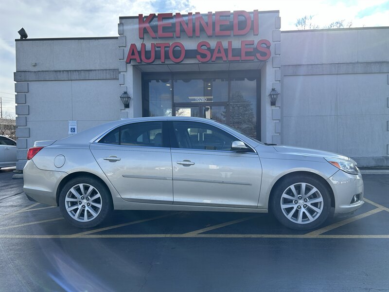 2015 Chevrolet Malibu LT   - Photo 1 - Fairview Heights, IL 62208