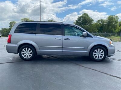 2013 Chrysler Town & Country Touring   - Photo 4 - Cahokia, IL 62206