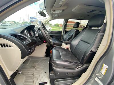 2013 Chrysler Town & Country Touring   - Photo 9 - Cahokia, IL 62206