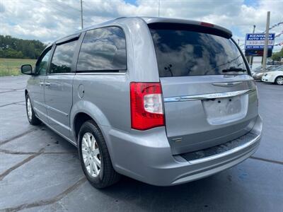 2013 Chrysler Town & Country Touring   - Photo 7 - Cahokia, IL 62206