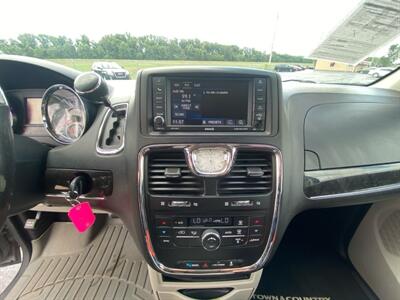 2013 Chrysler Town & Country Touring   - Photo 14 - Cahokia, IL 62206