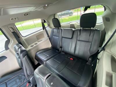 2013 Chrysler Town & Country Touring   - Photo 11 - Cahokia, IL 62206