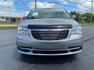 2013 Chrysler Town & Country Touring   - Photo 2 - Cahokia, IL 62206