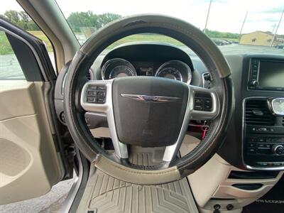 2013 Chrysler Town & Country Touring   - Photo 13 - Cahokia, IL 62206