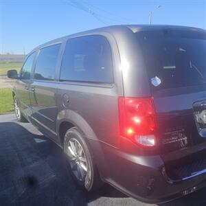 2014 Dodge Grand Caravan SXT   - Photo 7 - Belleville, IL 62223