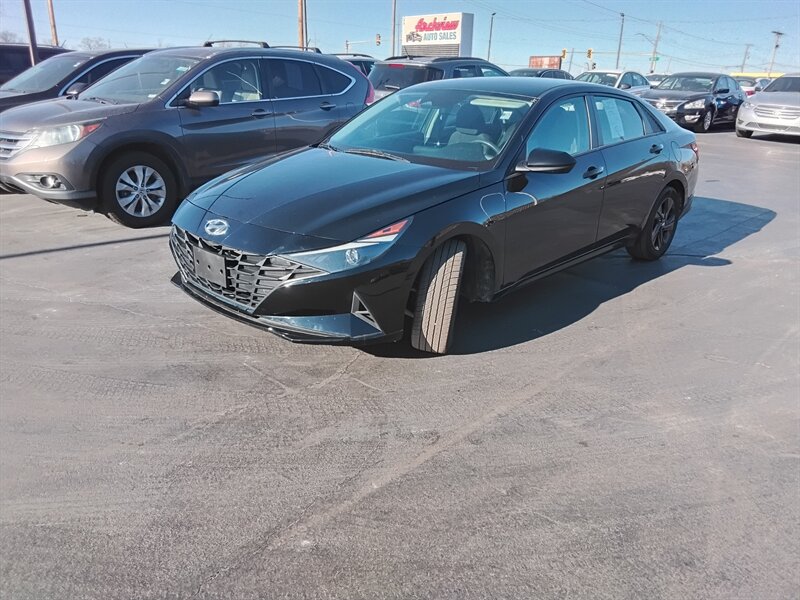 2022 Hyundai Elantra SEL's photo