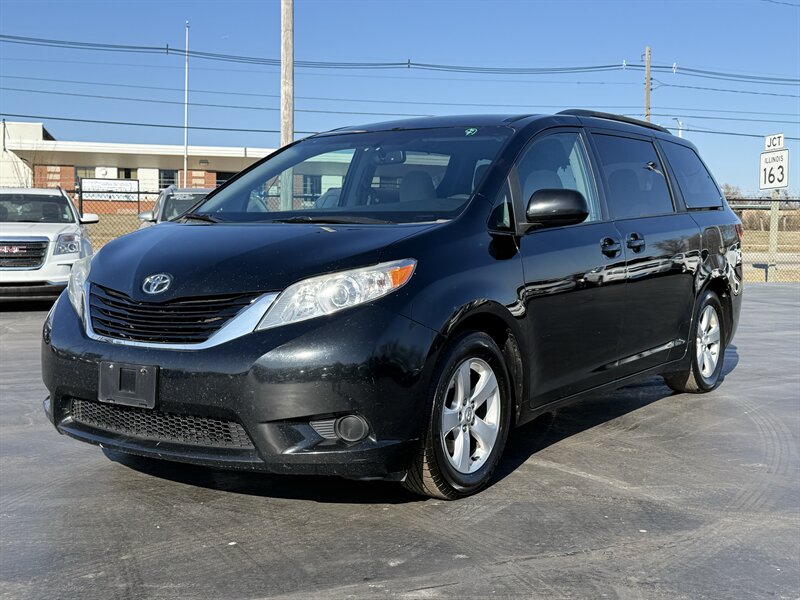 2015 Toyota Sienna LE 7-Passenger Auto Access Seat   - Photo 1 - Cahokia, IL 62206
