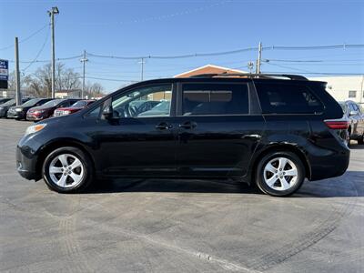 2015 Toyota Sienna LE 7-Passenger Auto Access Seat - Photo 2 - Cahokia, IL 62206