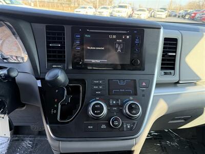 2015 Toyota Sienna LE 7-Passenger Auto Access Seat - Photo 15 - Cahokia, IL 62206