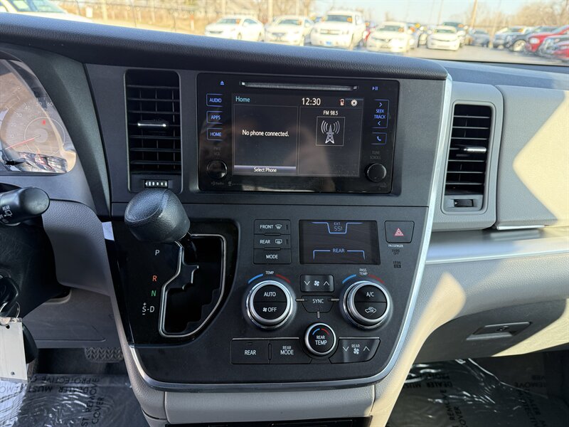 2015 Toyota Sienna LE 7-Passenger Auto Access Seat - Photo 15 - Cahokia, IL 62206