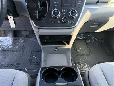 2015 Toyota Sienna LE 7-Passenger Auto Access Seat - Photo 16 - Cahokia, IL 62206