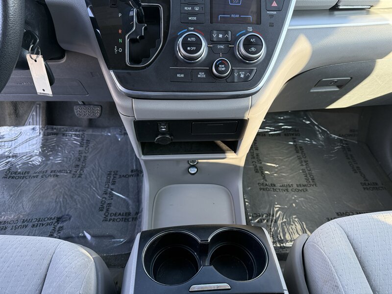 2015 Toyota Sienna LE 7-Passenger Auto Access Seat - Photo 16 - Cahokia, IL 62206