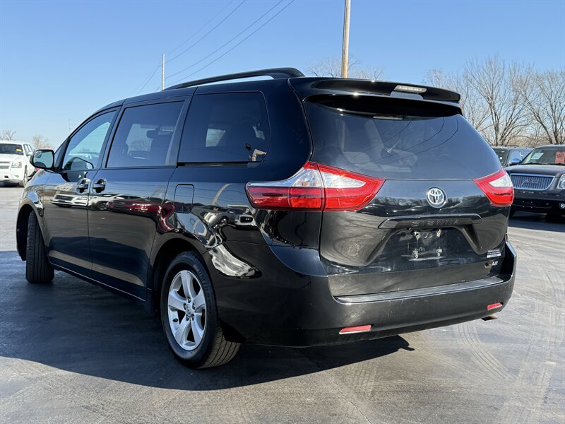 2015 Toyota Sienna LE 7-Passenger Auto Access Seat - Photo 6 - Cahokia, IL 62206